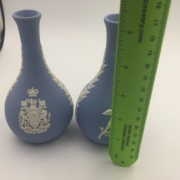 Wedgwood Pair of Jasperware 5 1/4" Cherubs Bud Blue Vase - Picture 4 of 4